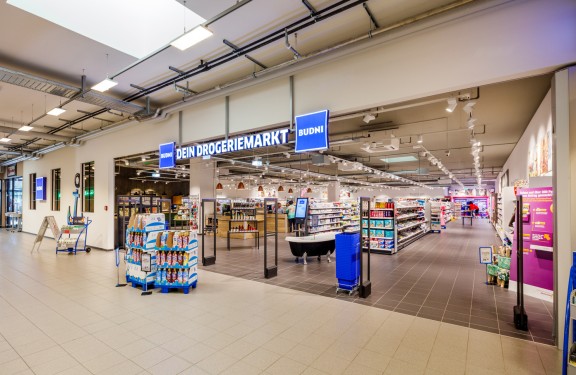 Eingang eines Budnikowsky Supermarktes