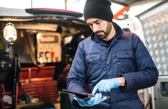 Kälteprofi mit Handschuhen arbeitet