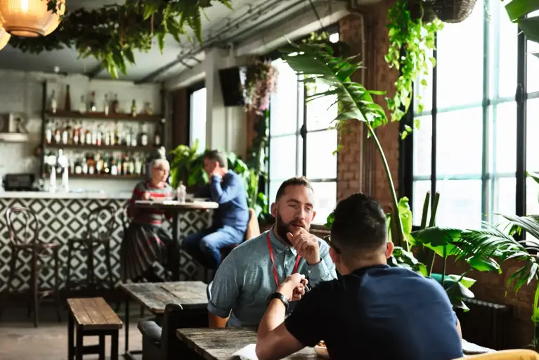 Mehrere Personen im Restaurant