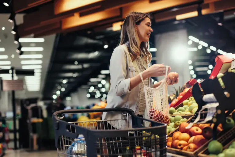 Frau kauft im Supermarkt ein