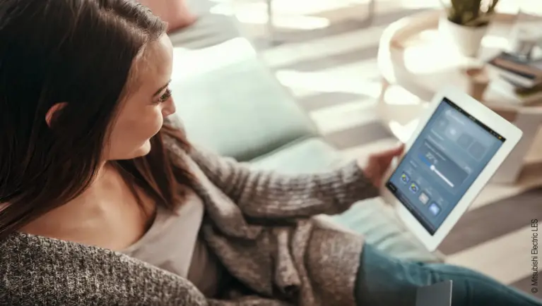 Bild von einer Frau mit einem Tablet und der MELCloud App