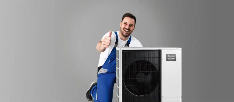 Bild eines Handwerkers an einer Mitsubishi Electric Wärmepumpe