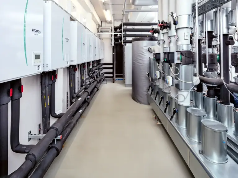 Beeld van binnenin een industriële fabriek Beeld van binnenin een industriële fabriek