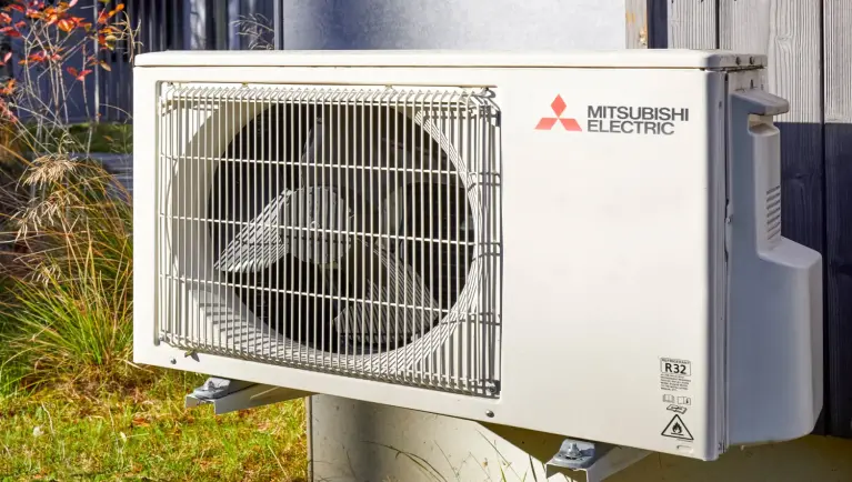 Close-up van een witte buitenunit van Mitsubishi Electric