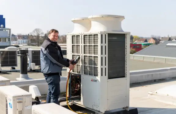 Man doet metingen aan buitenunit bij gespecialiseerde bedrijven 