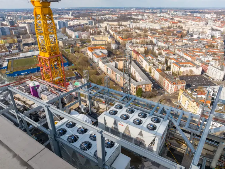 Des groupes d'eau glacée Climaveneta sur le toit de l'Edge Tower Berlin